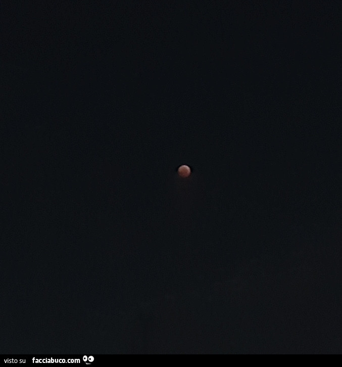 Luna rossa piccola in cielo
