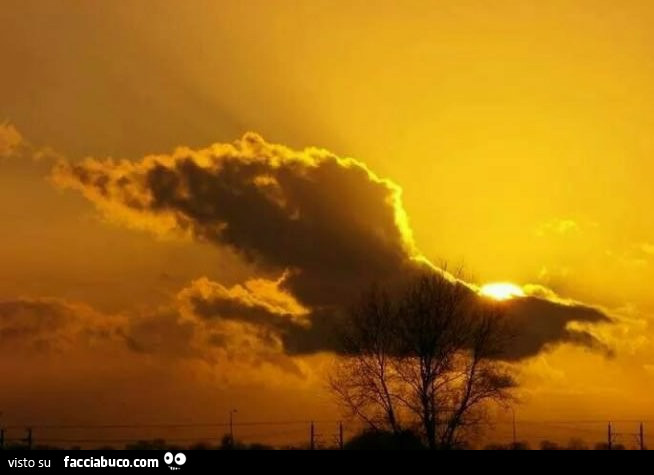 Sole coperto dalla nuvola al tramonto