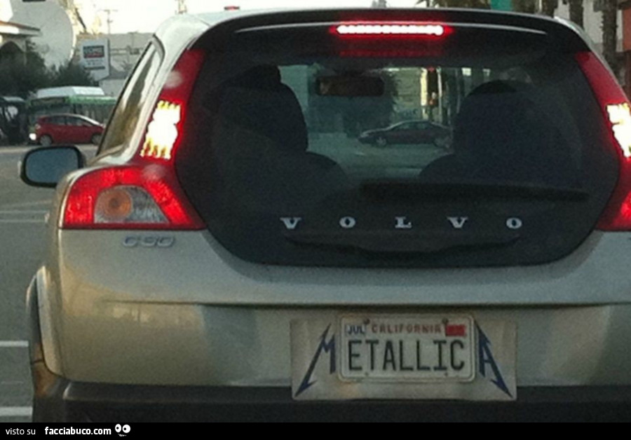 Volvo con targa dei metallica