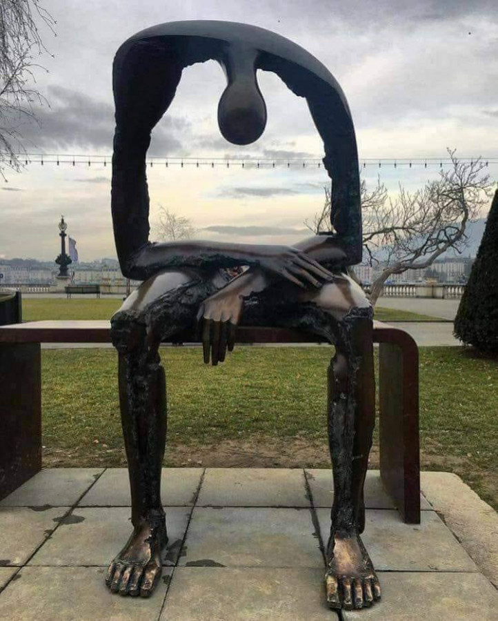 Questa statua si chiama "Il vuoto"… L'autore ha perso un figlio e rappresenta così il suo dolore… <3
