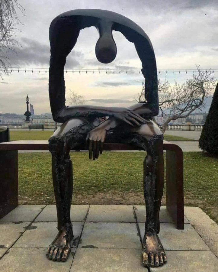 Questa statua si chiama "Il vuoto"&hellip; L'autore ha perso un figlio e rappresenta così il suo dolore&hellip; <3