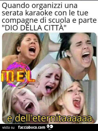 Quando organizzi una serata karaoke con le tue compagne di scuola e parte dio della città