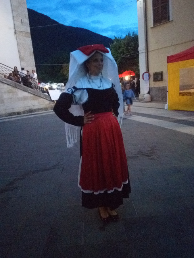 Barzellette.net Foto: Donna con i pantaloni strappati al sedere