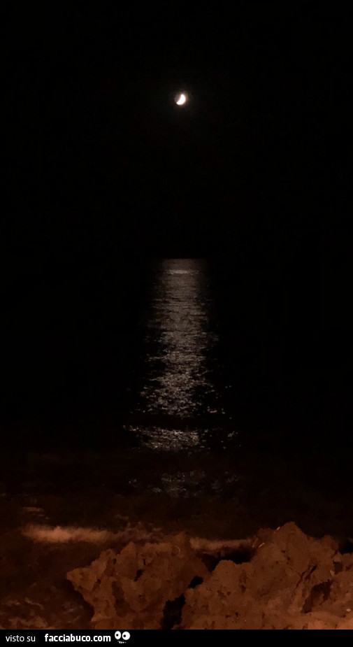 Luna eclissi sul mare