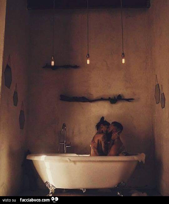 Bacio appassionato dentro la vasca da bagno