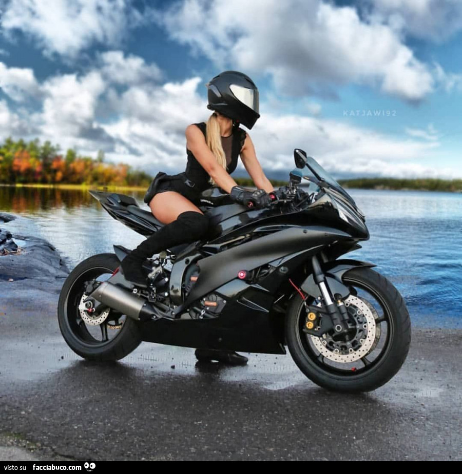 Bionda sexy in moto