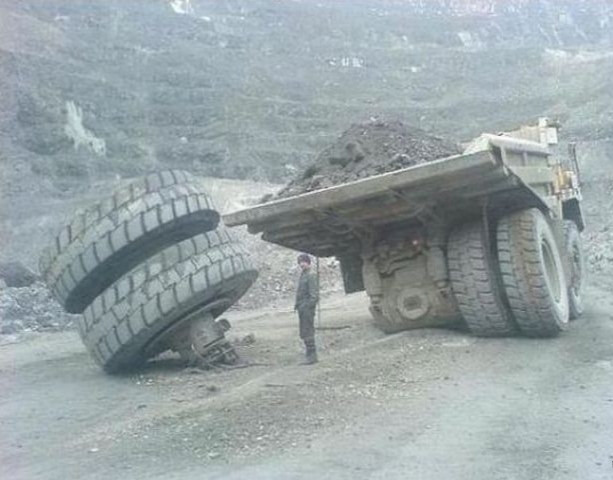 Camion gigante con ruota staccata