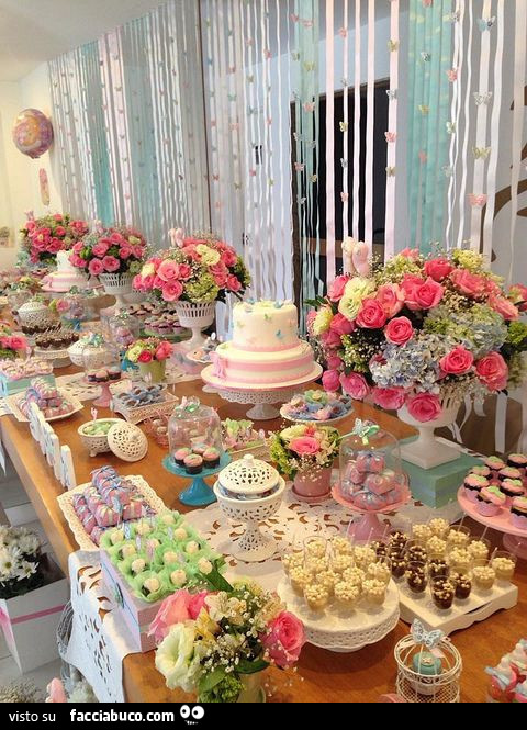 Tavola imbandita di dolci