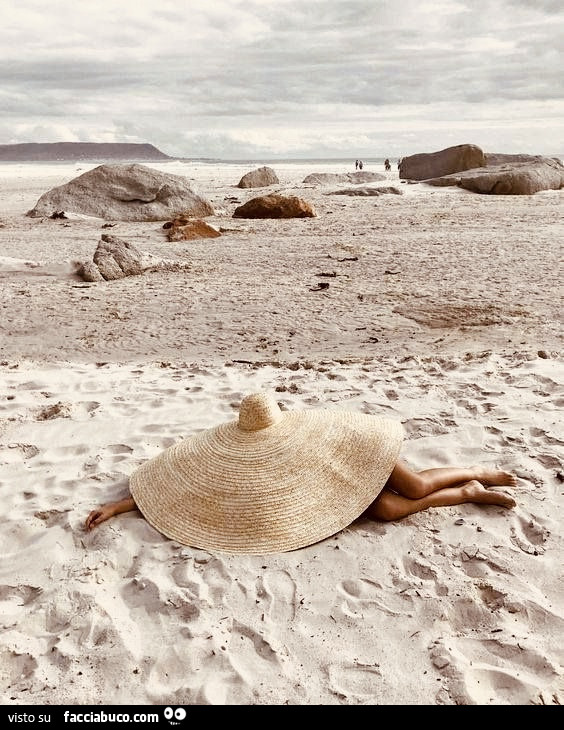 In spiaggia sotto un enorme cappello di paglia - Facciabuco.com