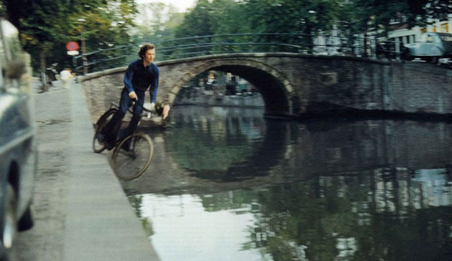 Uomo che vola con la bici nel canale