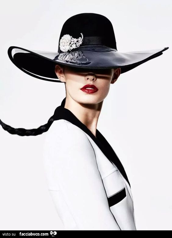 Donna elegante con cappello nero - Facciabuco.com