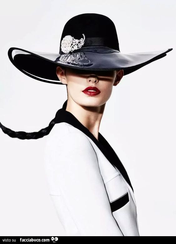Donna elegante con cappello nero