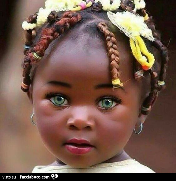 Bambina di colore con gli occhi verdi