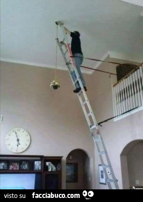 Cercando di riparare il lampadario con la scala fissata alle corde