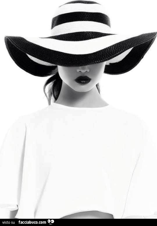 Donna con cappello a righe bianche e nere