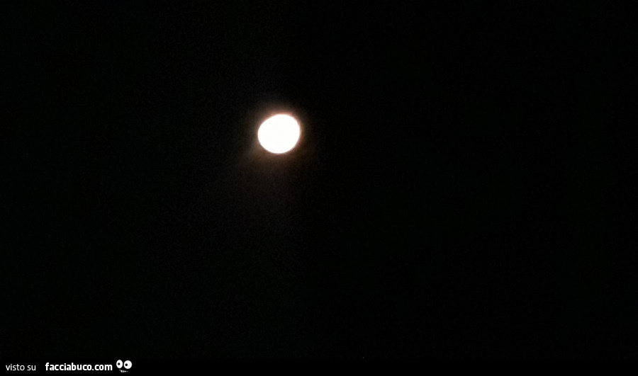 Luna in cielo fotografata col cellulare