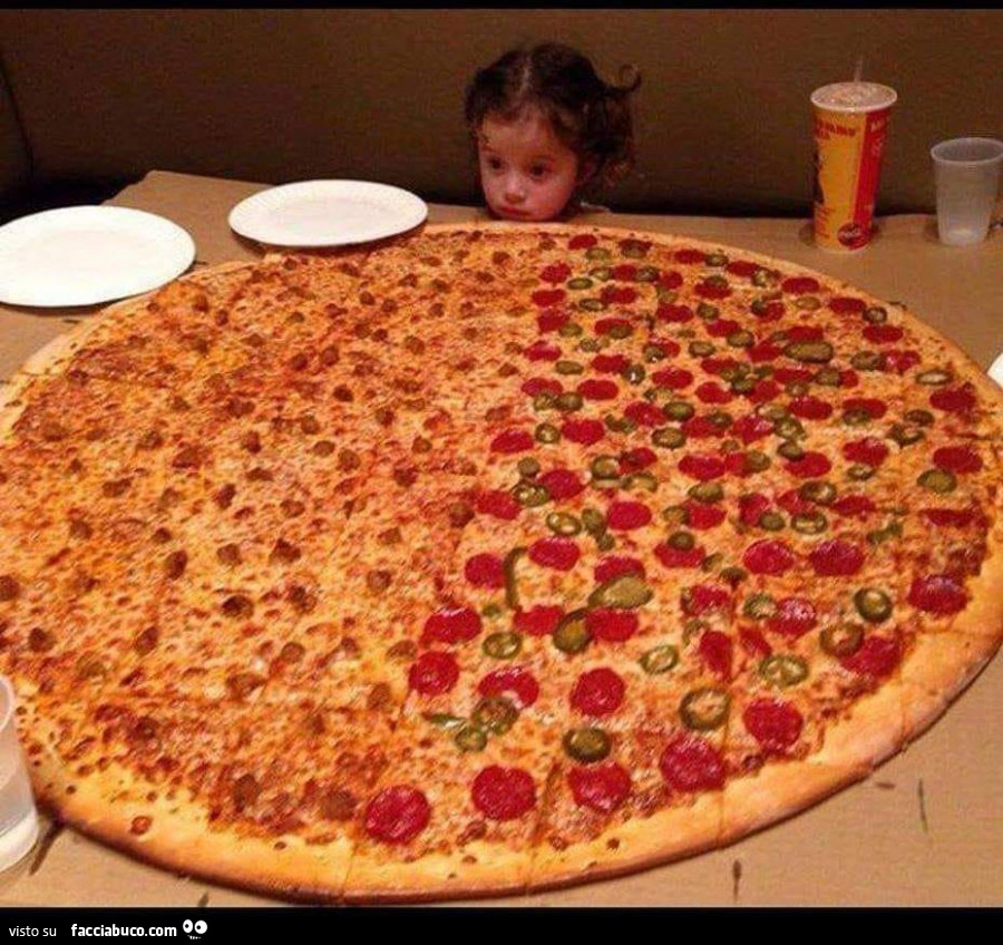 Bimba Davanti A Pizza Gigantesca Facciabuco Com