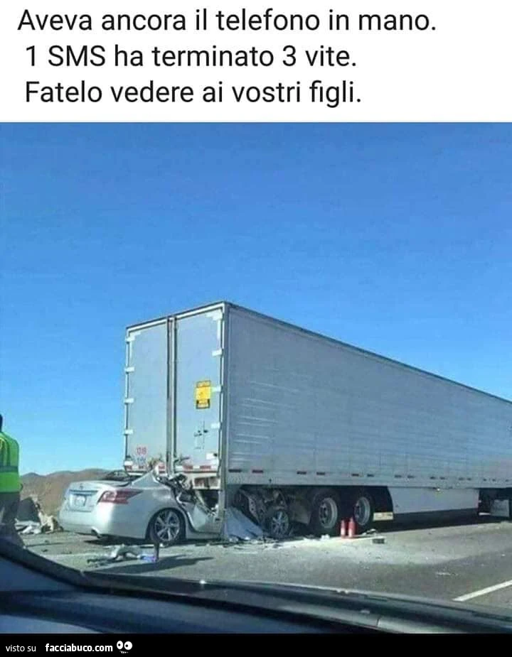 Aveva ancora il telefono in mano. 1 sms ha terminato 3 vite. Fatelo vedere ai vostri figli