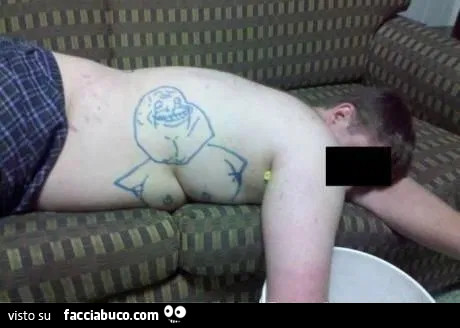 Ragazzo con disegnato meme con le tette