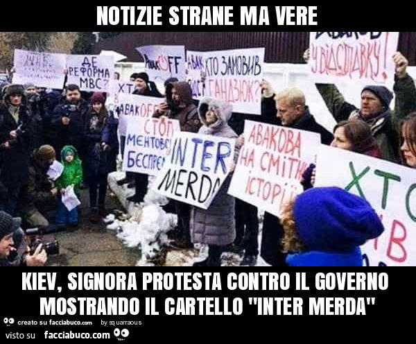 Notizie strane ma vere kiev, signora protesta contro il governo mostrando il cartello "inter merda"