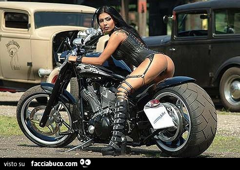 Donna sexy in super moto