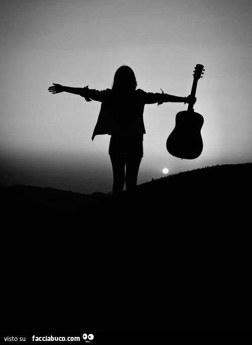 Ragazza di notte con la chitarra