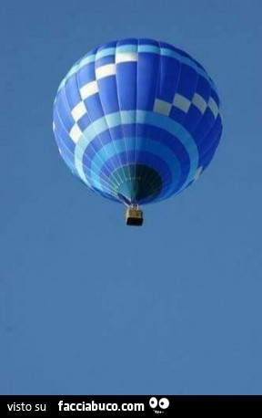 Mongolfiera blu nel cielo