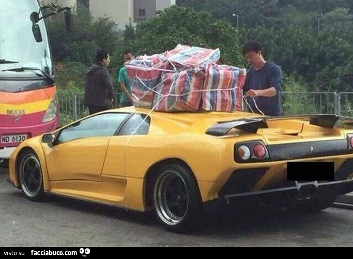 Lamborghini gialla con i bustoni legati sopra