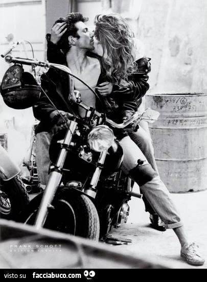 Bacio in moto