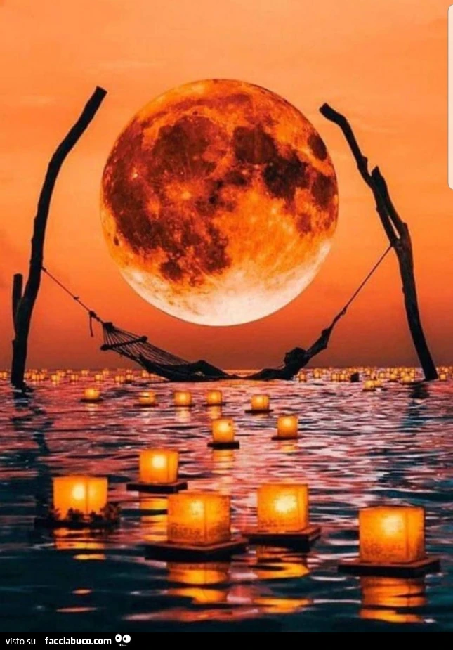 Sull'amaca sotto la luna gigante