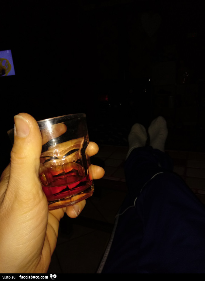 Drink alcolico in mano