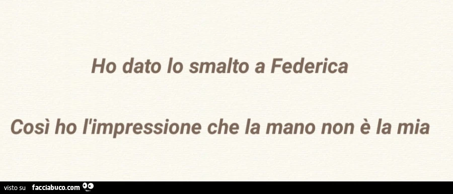 Ho dato lo smalto a federica così ho l'impressione che la mano non è la mia