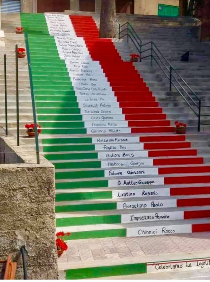 OGGI SOLO NOTIZIE BELLE A Castrofilippo (provincia di Agrigento) in via Brodolini, è stata creata “ La scalinata della memoria” dedicata a tutte le vittime di mafia da Falcone, Borsellino, Rocco Chinnici, Peppino Impastato e tanti altri. Sono tutti nomi i