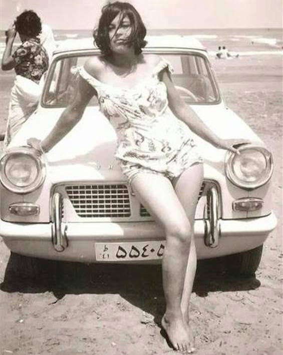 Una donna iraniana al mare prima della rivoluzione islamica, 1960. Poche cose hanno fatto danni all'umanità come le religioni E pensare che ce l'avevano quasi fatta… Religioni, rovina dell'umana specie