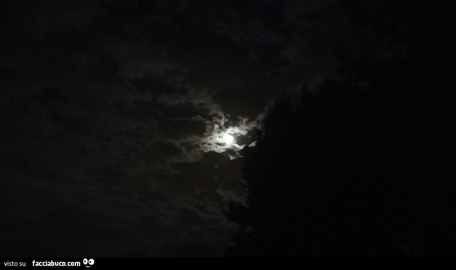 Luna coperta da nuvole