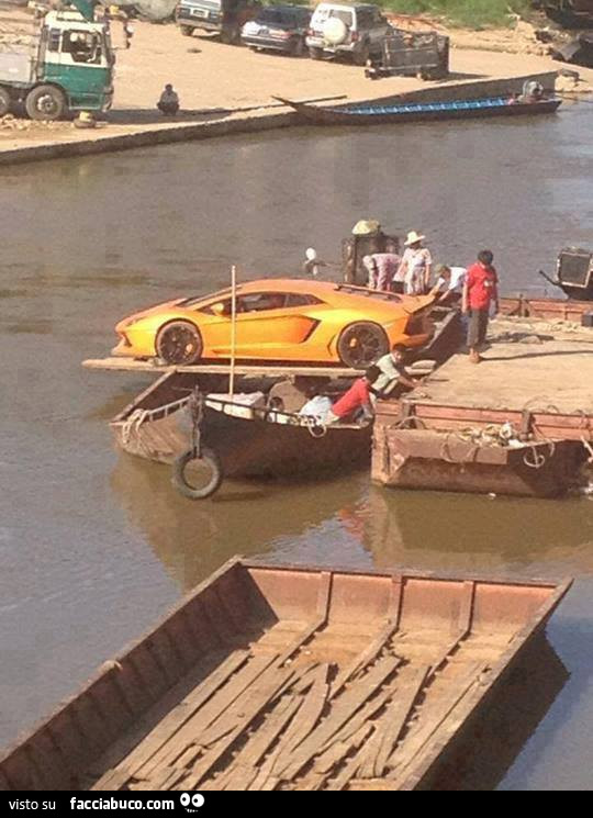 Lamborghini sopra la barchetta