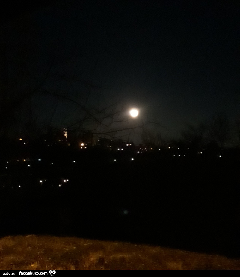 Luna di notte in paese