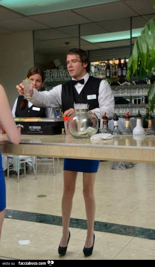 Barman con bancone e specchio che riflette le gambe di una donna