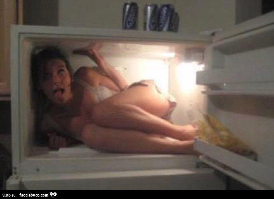 Ragazza dentro al congelatore