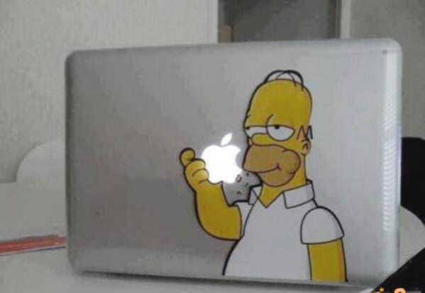 Homer simpson con un mac apple