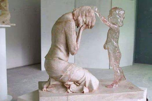Questa è una scultura che si trova in Slovenia, dedicata a tutti i bambini mai nati che consolano l'immenso dolore di una madre per non averli mai potuti stringere a se… dolcissima e delicata