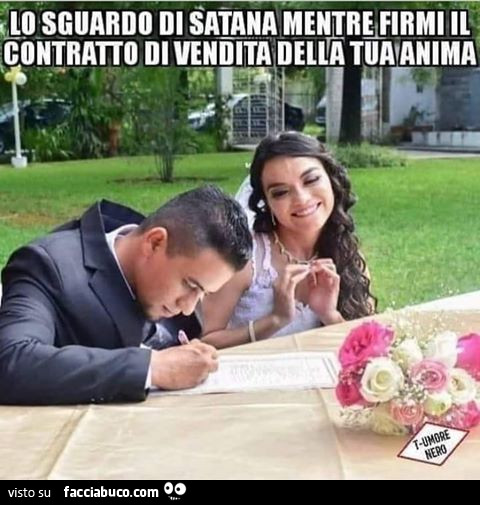 Lo sguardo di satana mentre firmi il contratto di vendita della tua anima