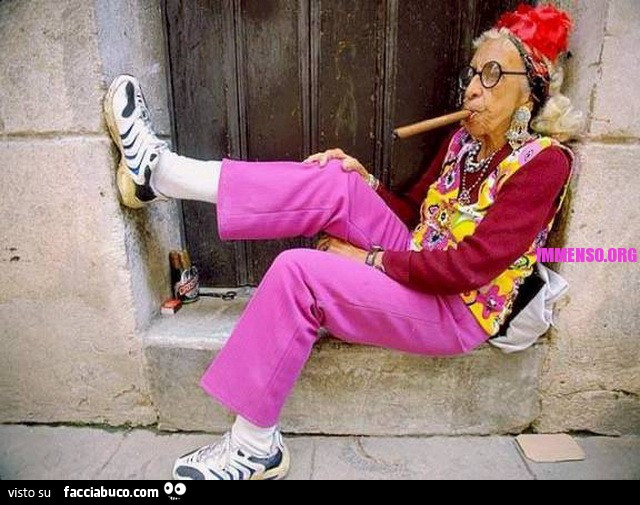 Donna anziana che fuma il sigaro