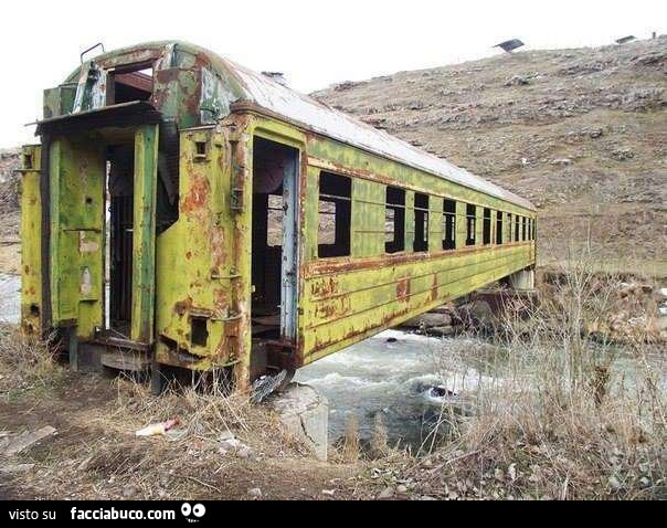 Vagone di vecchio treno usato come ponte