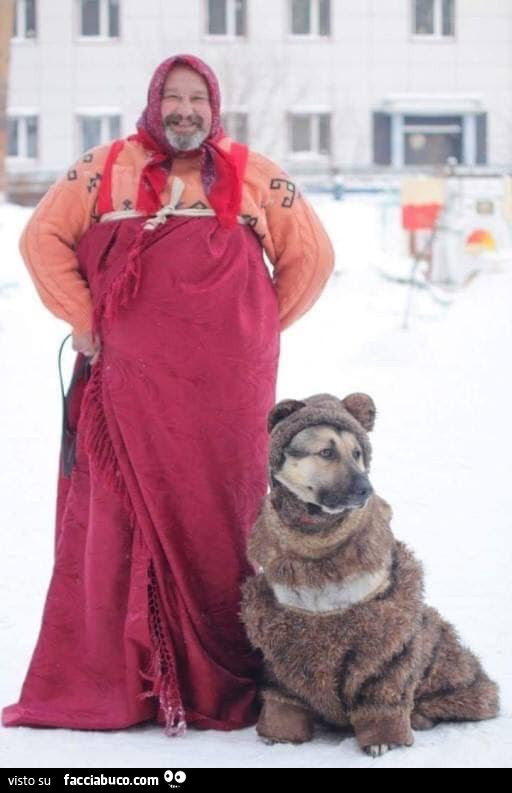 Uomo corpulento con il suo cane nella neve vestiti da Masha e l'orso