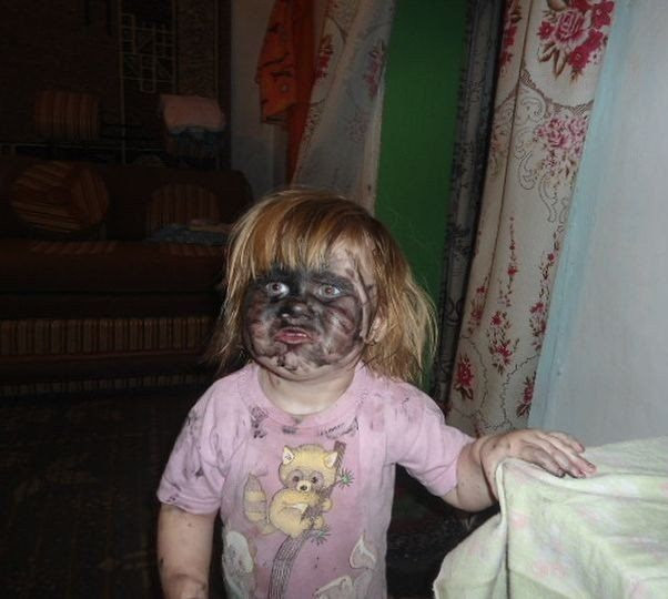 Bambina con viso sporco di nero