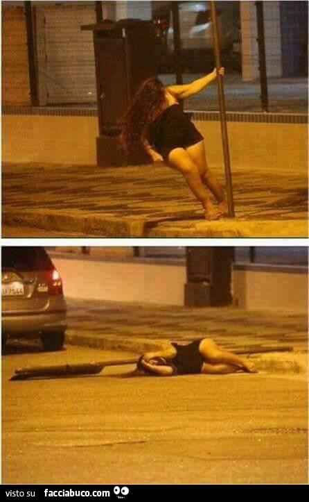 Donna robusta balla attacca al palo del cartello stradale, ma si rompe e finisce rovinosamente a terra