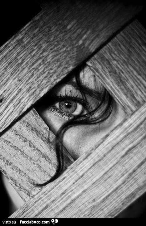 Occhio dietro le tavole di legno