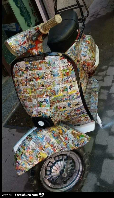 Vespa riempita di fumetti disney