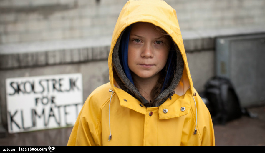 Greta in impermeabile giallo